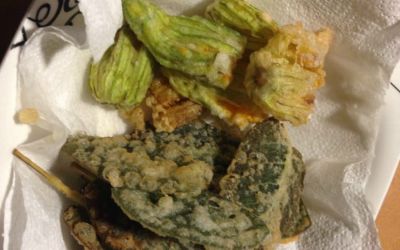 FIORI DI ZUCCHINA E FOGLIE DI SALVIA FRITTI